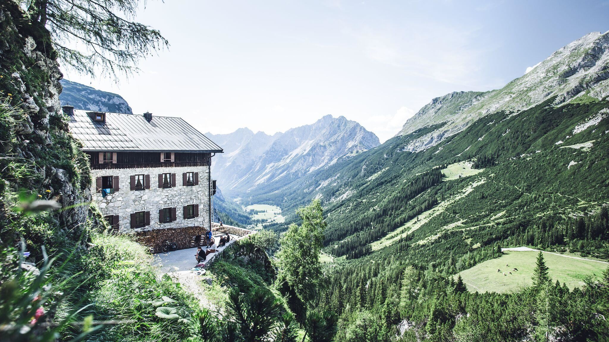 karwendelhaus-im-sommer