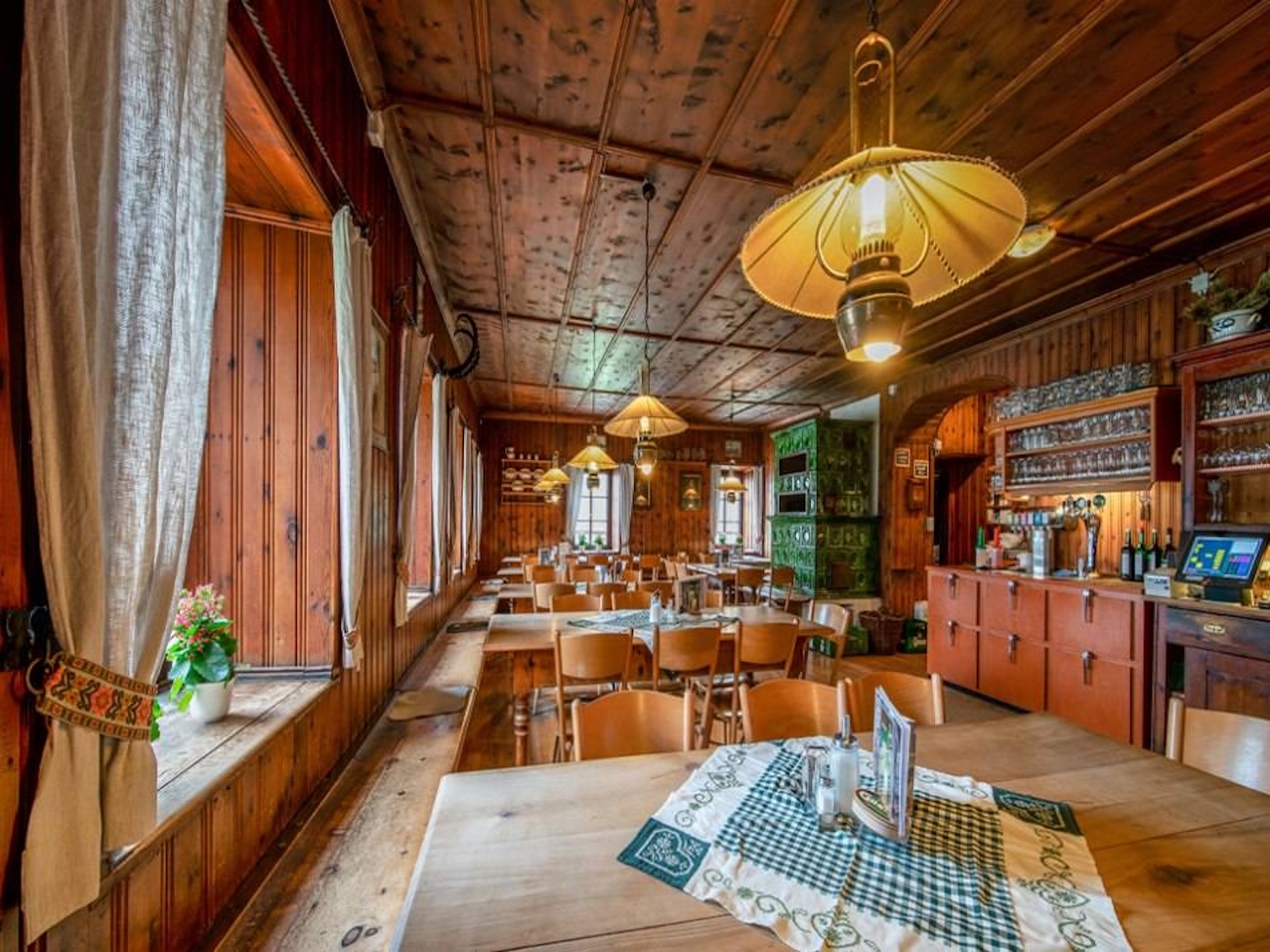 xkarwendelhaus-gaststube.jpg.pagespeed.ic_.hXeEhPu34W